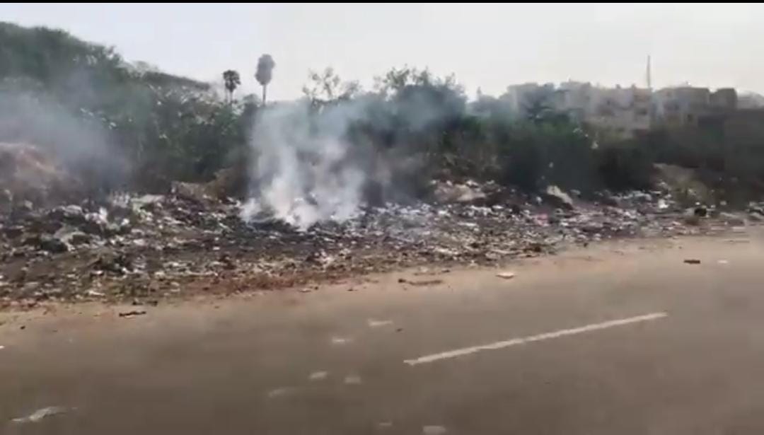 https://salarnews.in/public/uploads/images/newsimages/maannewsimage04022024_232353_Garbage burning in Doddakallasandra Lake.jpeg